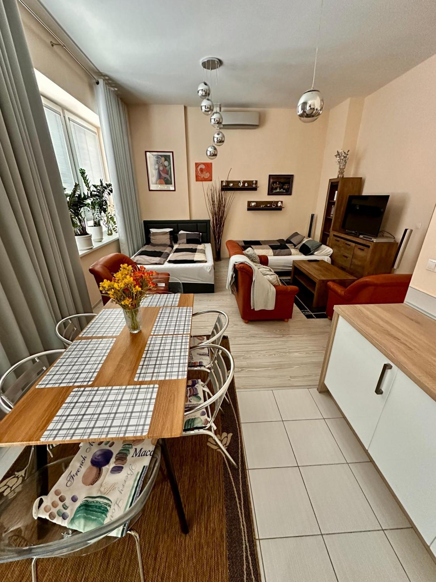 Princess Main Square Apartment Попрад Экстерьер фото