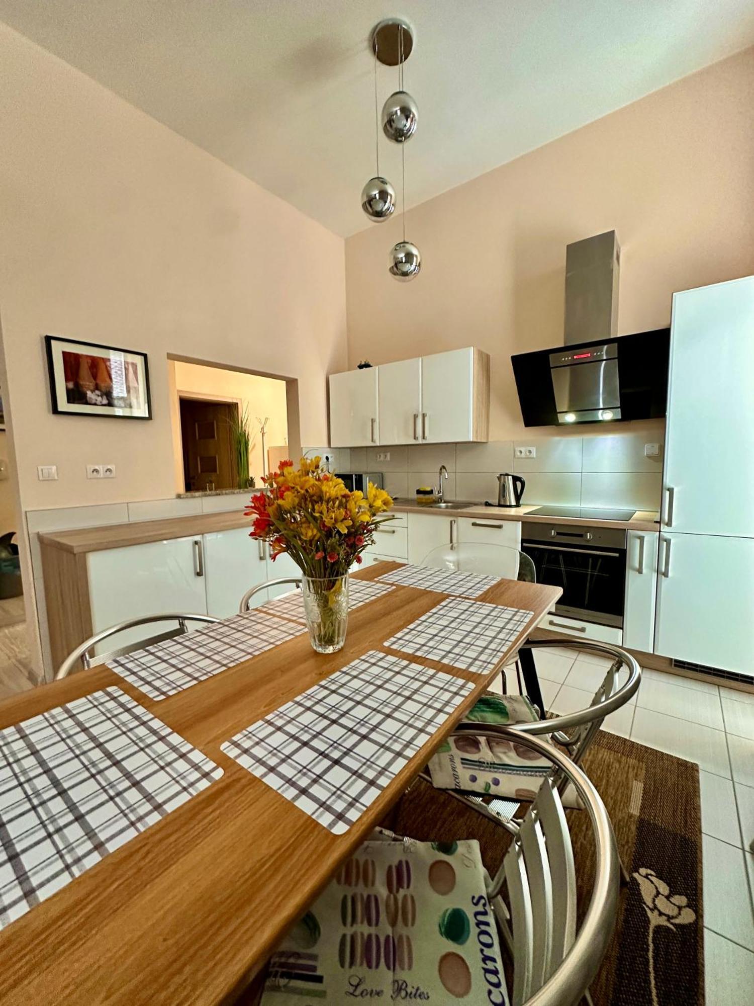 Princess Main Square Apartment Попрад Экстерьер фото